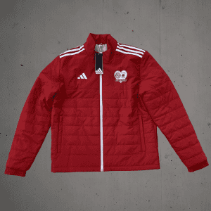 Traditionelle rote Sportsjacke mit Adidas Logo und Vereinsabzeichen im Taubenbach Shop.