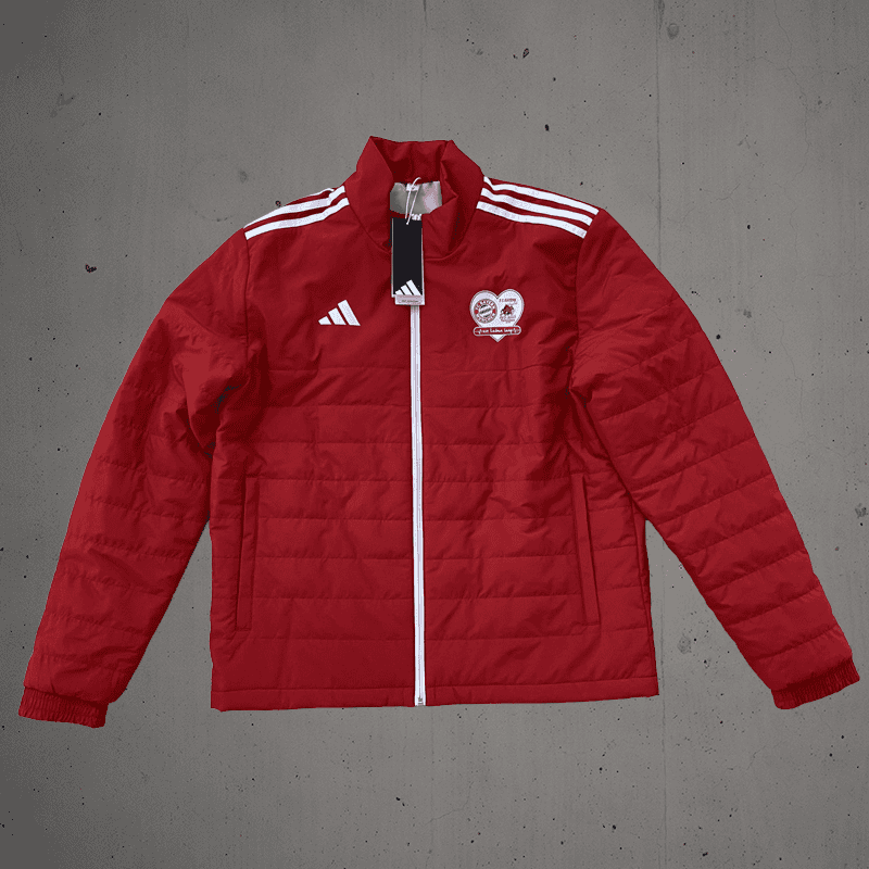 Traditionelle rote Sportsjacke mit Adidas Logo und Vereinsabzeichen im Taubenbach Shop.