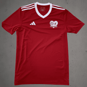 Rot-weiße Adidas FC Bayern Trikot mit Vereinslogo, hochwertige Fan-Bekleidung, Sport- und Fanartikel.