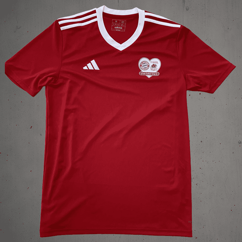 Rot-weiße Adidas FC Bayern Trikot mit Vereinslogo, hochwertige Fan-Bekleidung, Sport- und Fanartikel.